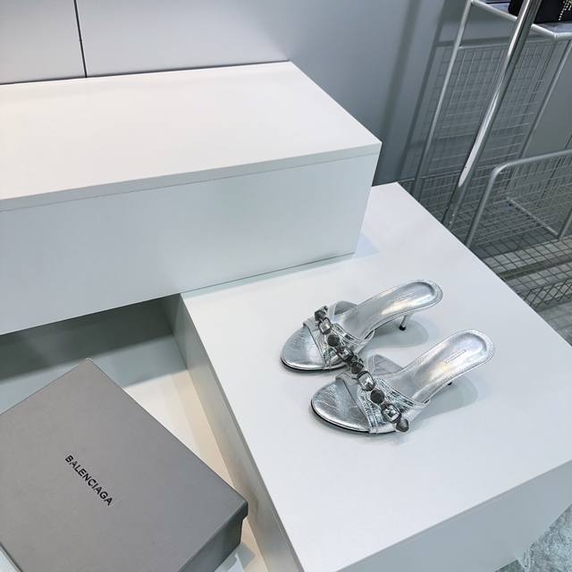 高品质出厂 ！顶级品质巴黎世家 Balenciaga 2025春夏新色经典金属铆钉高跟拖鞋！这双Cagole拖鞋鞋型是淑女拖鞋上面的铆钉又超级朋克街头简直太别致