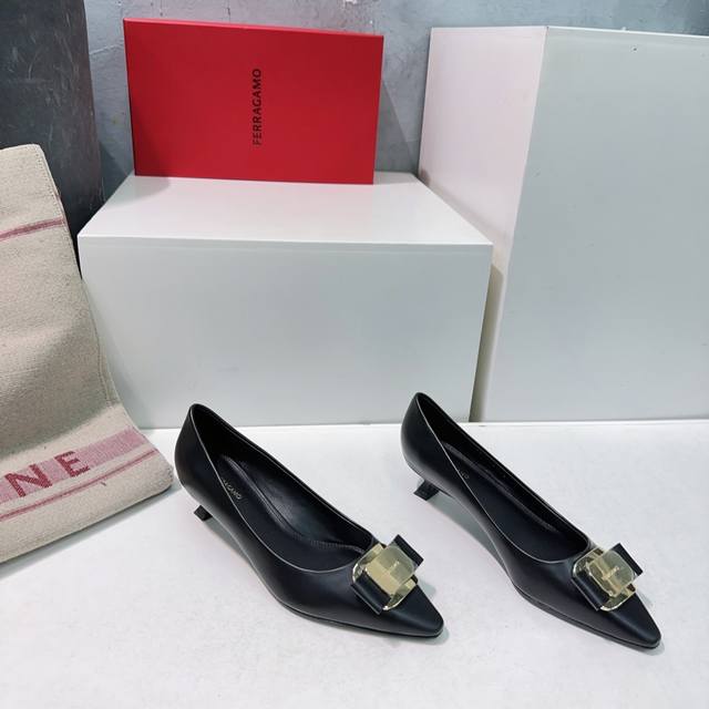高品质出厂 ！顶级品质原单渠道！Ferragamo菲拉格慕25春夏新款五金扣猫跟单鞋！ 最新麻花五金扣搭配利落年轻的设计！舒适百搭的同时也具备出色的耐用性！融合