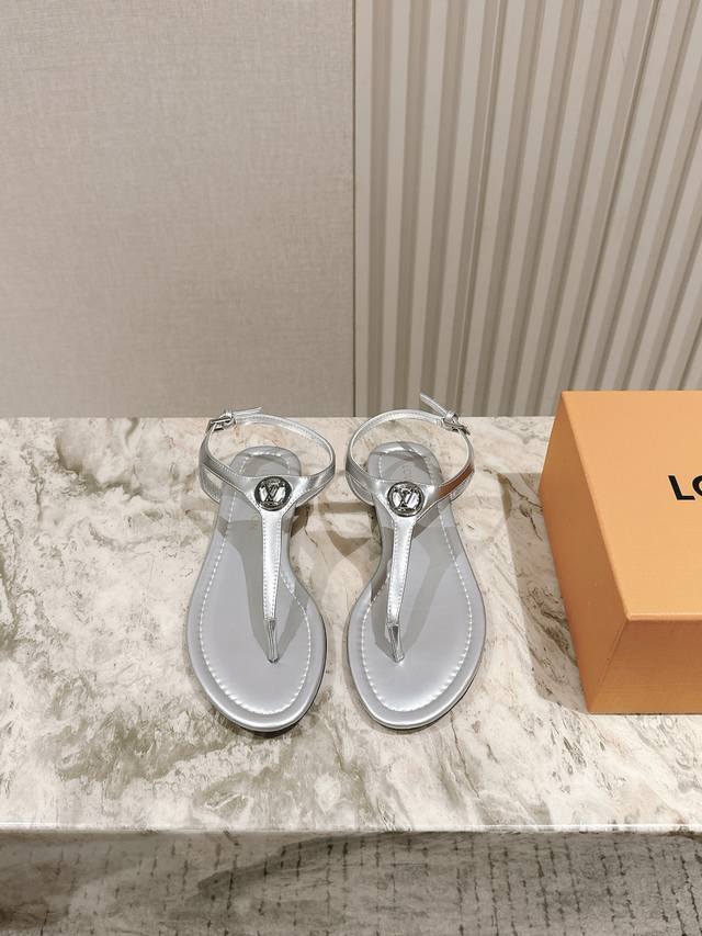 驴家夏季夹脚凉鞋系列新品 New Arrival～Lv春夏玛丽珍鞋，也太出彩了！时尚性感舒适，拉满了夏日美鞋能给的满分情绪价值.鞋的造型也很乖巧好看呀！ 鞋面选