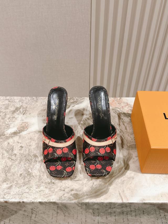 驴家早春新品 New Arrival～Lv春夏拖鞋，也太出彩了！时尚性感舒适，拉满了夏日美鞋能给的满分情绪价值.鞋的造型也很乖巧好看呀！ 鞋面选用进口牛皮印花，