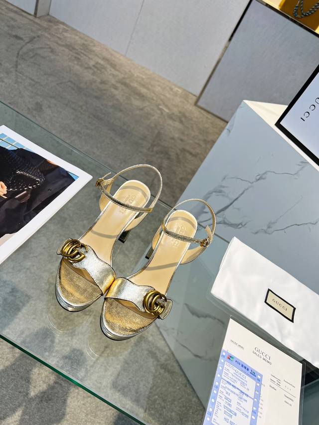 出厂价Pp： 元 古驰 Gucci 官网1 ：1精致的古铜色饰扣新款夏季一字凉鞋做工很棒让人放心皮质光泽有韧性。舒适走路超自在 。贴合大众实际需要很好驾驭推荐一