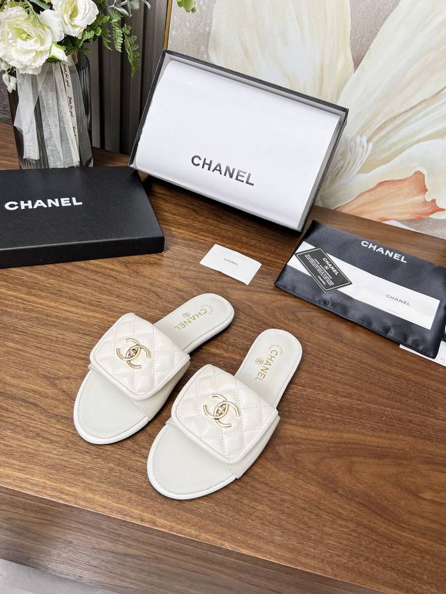 出厂价Pp： 元 Chanel 香奈儿经典凉拖拖鞋 ，非常经典对菱格纹牛皮制作 而且还有Chanel 家的经典元素金色饰扣，跟脚、舒适、好穿 面料:牛皮 内里：