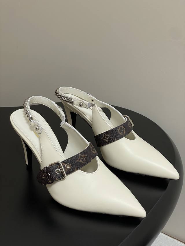 25Ss夏季新款 Louis Vuitton 路易威登 Lv Vibe 链条后空平底凉鞋尖头猫跟高跟凉鞋 本款 Lv Vibe 露跟高跟鞋以柔软羊皮革塑就瞩目构