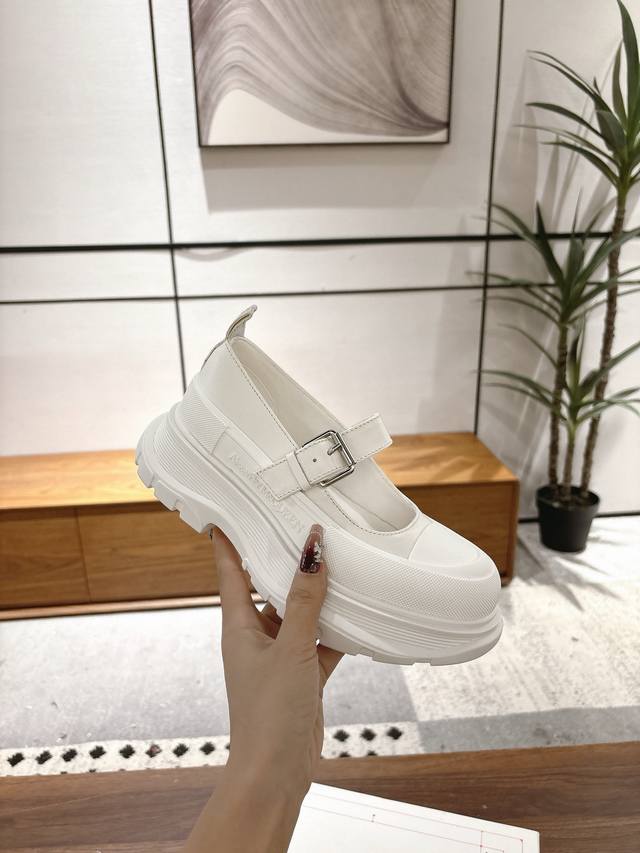 皮面凉鞋 低帮女款 顶级品质，免检产品 带芯片！ Alexander Mcqueen 新款帆布系列厚底老爹鞋复古潮流逆天单品，极简风格 帆布，厚底，大头版型完全