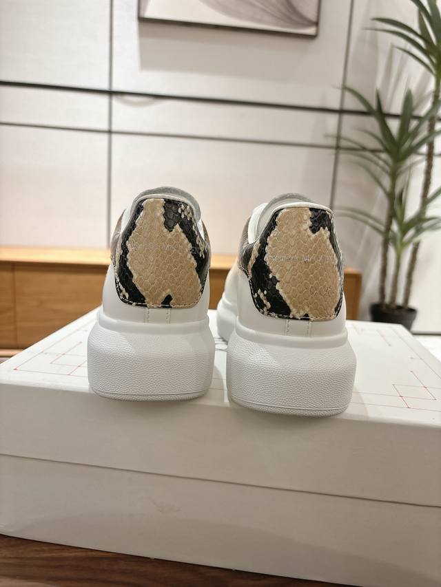 专柜最新爆款 蛇皮纹尾 女款 男款 顶级高端版本Alexander Mcqueen 亚历山大麦昆 Ss 新款 阔型运动鞋小白鞋休闲鞋新色！ 后尾巴真的是太有特色