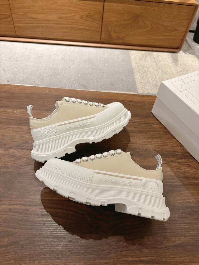 布面 低帮女款 男款+10 顶级品质，免检产品 带芯片！ Alexander Mcqueen 新款帆布系列厚底老爹鞋复古潮流逆天单品，极简风格 帆布，厚底，大头