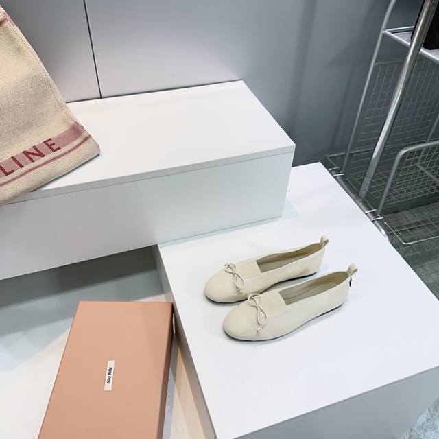 高品质出厂 ！顶级品质Miumiu缪缪25春夏新款简易复古蝴蝶结圆头粗跟单鞋！春夏清新配色曲线优美，日常穿搭都很搭后跟有专属标识性Logo格调，上脚尽显优雅魅力