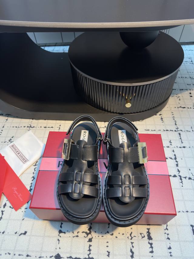 Roger Vivier Rv女鞋Viv Rangers钻扣25夏季新款罗马松糕坡跟厚底凉鞋！ 本款凉鞋以皮革制成，厚底设计点缀闪钻饰扣，精致又不失舒适脚感。