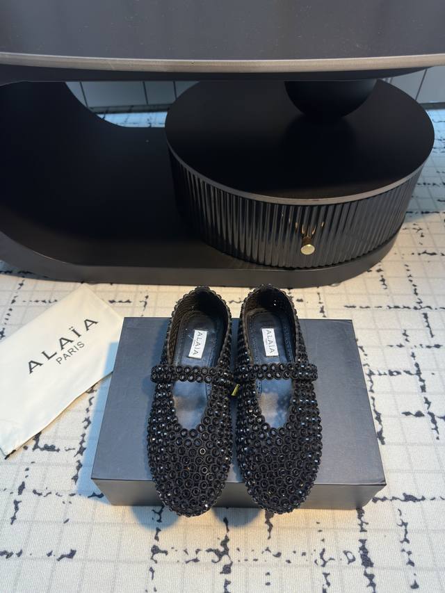 独家新品 Alaia 25 走秀款平底玻璃钻芭蕾舞单鞋 兜兜转转还得是Alaia 极致的舒适和百搭 交叉带的设计有种芭蕾舞的感觉 章小蕙同款 甜酷芭蕾风 人气超