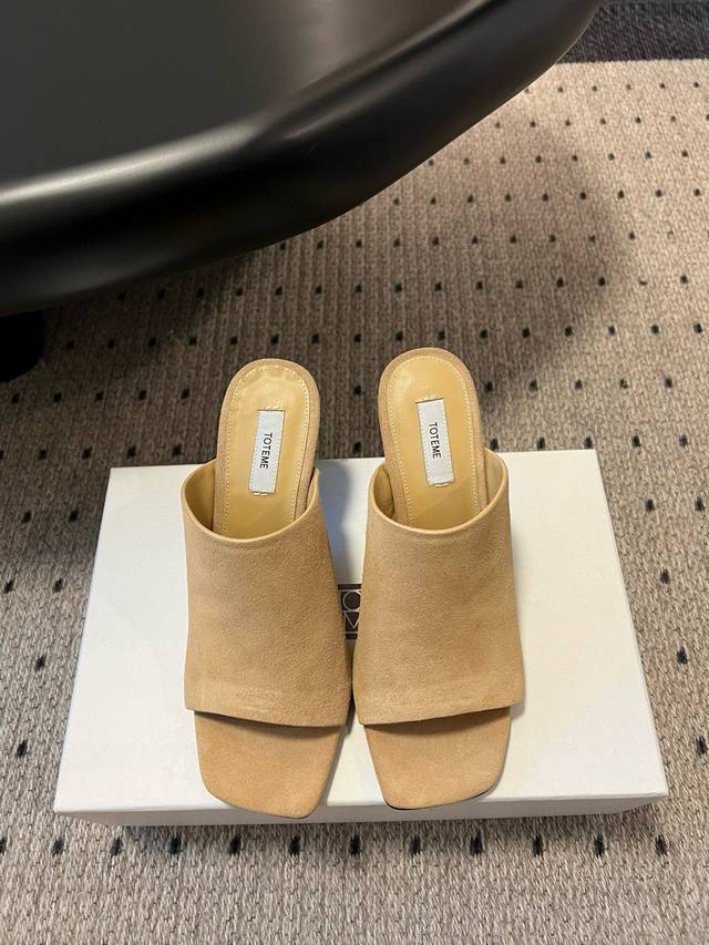 Toteme 25Ss 新品一片式平底拖鞋 软软糯糯 美出新高度 个性又不失优雅 搭配羊皮鞋底 复古与时尚融合 无论是裙装还是裤装 轻松适配 为穿搭注入高级时髦