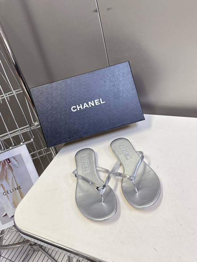 Chanel｜香奈儿春夏新品 双C人字拖 香家秀款人字拖 超多明星时尚博主种草 夏天必备 大爆款已经被它的美貌折服 有拖鞋随性自然 又彰显品牌特色满满的高级感
