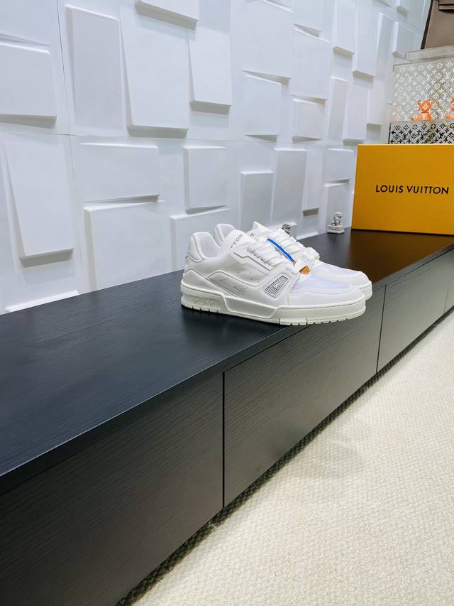 顶级版本： Lv Tarine路易威登 驴牌 L家 情侣款 休闲 运动鞋 滑板鞋 原版购入开发 做货 本款 Lv Trainer 运动鞋向复古篮球鞋汲取灵感，以