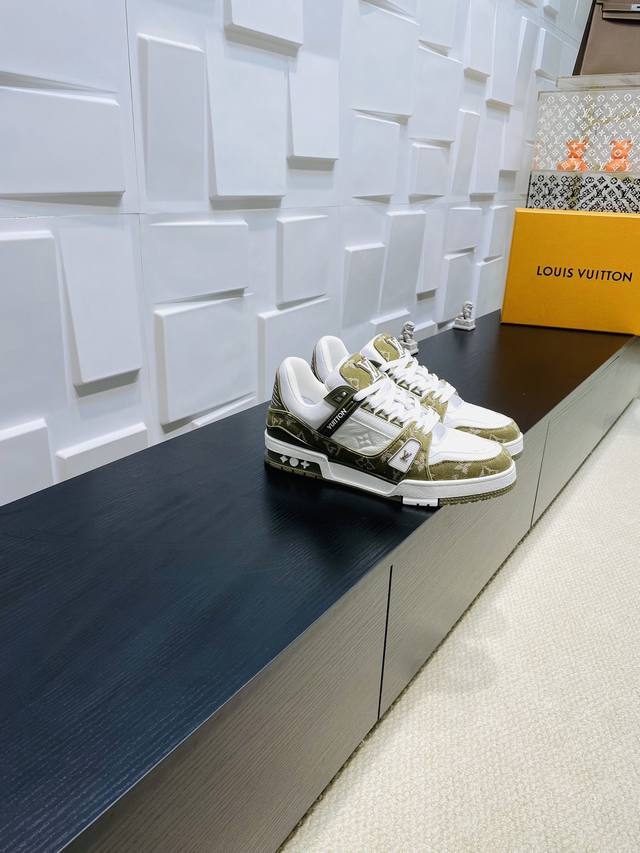 顶级版本： Lv 路易威登L家 驴牌 Trainer系列 情侣款 休闲 运动鞋 滑板鞋 本款 Lvtrainer 运动鞋拼接Monogram丹宁布和 Monog