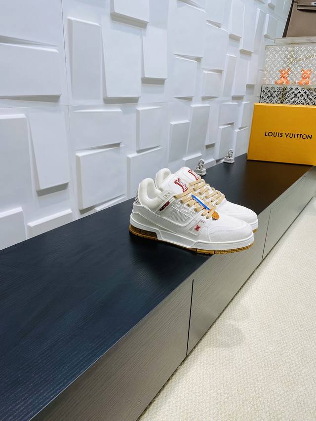 顶级版本： Lv 路易威登L家 驴牌 Trainer系列 情侣款 休闲 运动鞋 滑板鞋 本款 Lv Trainer运动鞋以柔软Damier压纹牛皮革续写经典设计