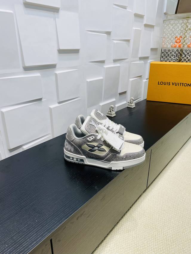 顶级版本： 烫钻魔术贴 Lv Trainer 运动鞋，重新演绎经典 Lv Trainer 运动鞋。Monogram 牛仔布鞋面搭配小牛皮革饰边，展现高雅艺术和前