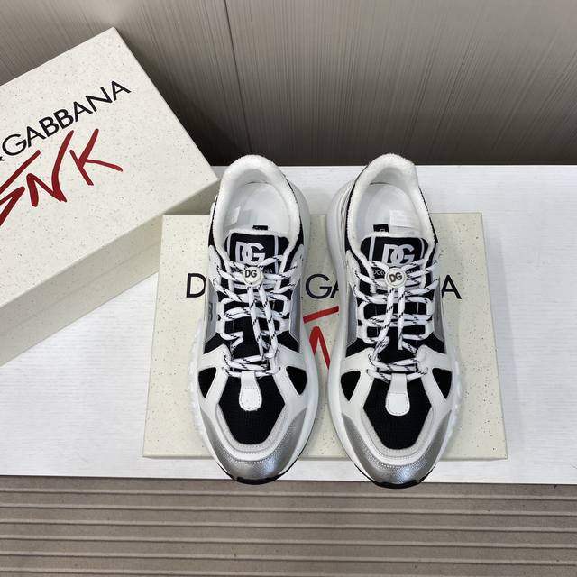 出厂价P 情侣款 2025高端版本 原单品质 D0Lce & Gabbana 今年的主打款式 没有之一 超火超帅气的休闲鞋此款传承了D家一贯有点浮夸而不失时尚的