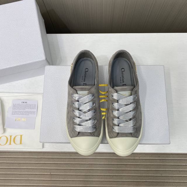 出厂价P Dior 迪奥 最新Lucky系列 绸缎 小白鞋 休闲 运动鞋 原版购入开发 做货 这款 Dior Lucky 运动鞋来自 Dioriviera 限定