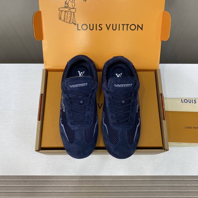 出厂价P Lv路易威登 Rally 运动鞋 本款 Lv Rally 运动鞋拼接绒面牛皮革和网格面料，为驾驶鞋构型融入橡胶垫外底，成就舒软与轻盈兼备的摩登之选。侧
