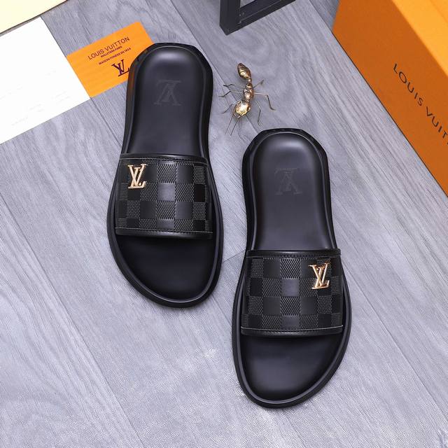 商品商标：Louis Vuitton 路易威登 拖鞋 正码码数: 38-44 45.46定做不退换 商品材料：精选经典格纹压纹皮面 仿皮内里 原版大底