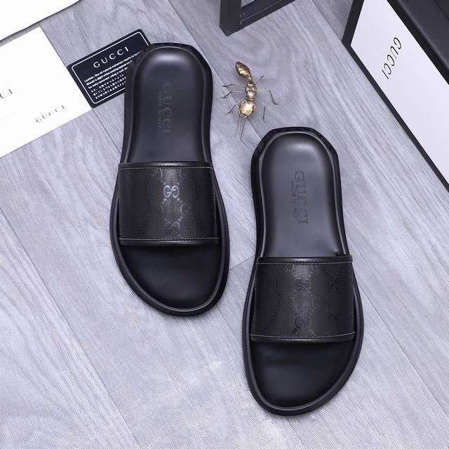 商品商标：Gucci 古驰 拖鞋 正码码数: 38-44 45.46定做不退换 商品材料：精选牛皮印花鞋面 脚背仿皮里 原版大底