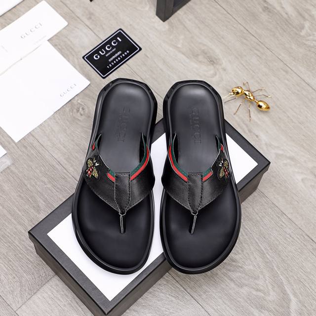 工厂P价 Gucci 古驰 新款休闲拖鞋，官网1:1、高品质 完美做工 透射出一种尊贵奢华，高端超凡工艺中升华其奢侈定义。码数；38-44 大量现货