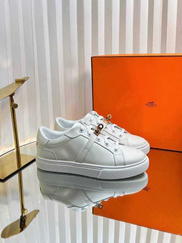 H家 最新Kelly鞋扣休闲鞋上线！ 代购级别品质！H家族很少出平底休闲鞋而且是搭配经典镀钯Kelly鞋扣的款式！打造时尚都市造型，非常体现爱马仕高贵典雅风格！