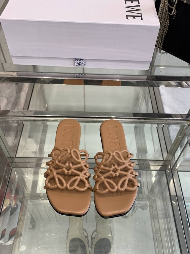 Loewe 罗意威 25Ss 春夏新品拖鞋 简约设计感觉更干净优雅 让你念念不忘 颜色也很耐看 上脚瞬间气质十足气场 简直帅气有型 鞋面采用牛皮印花 内里羊皮垫