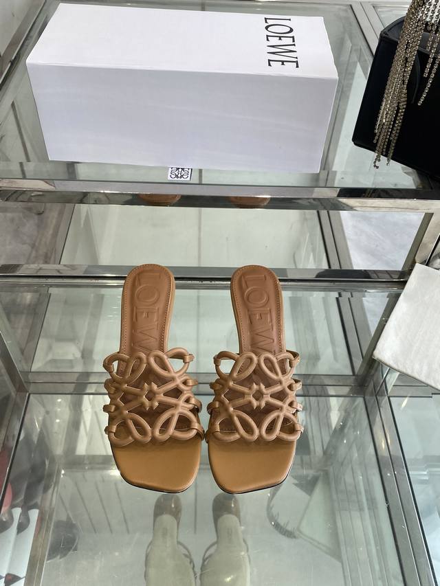 Loewe 罗意威 25Ss 春夏新品拖鞋 简约设计感觉更干净优雅 让你念念不忘 颜色也很耐看 上脚瞬间气质十足气场 简直帅气有型 鞋面采用牛皮印花 内里羊皮垫