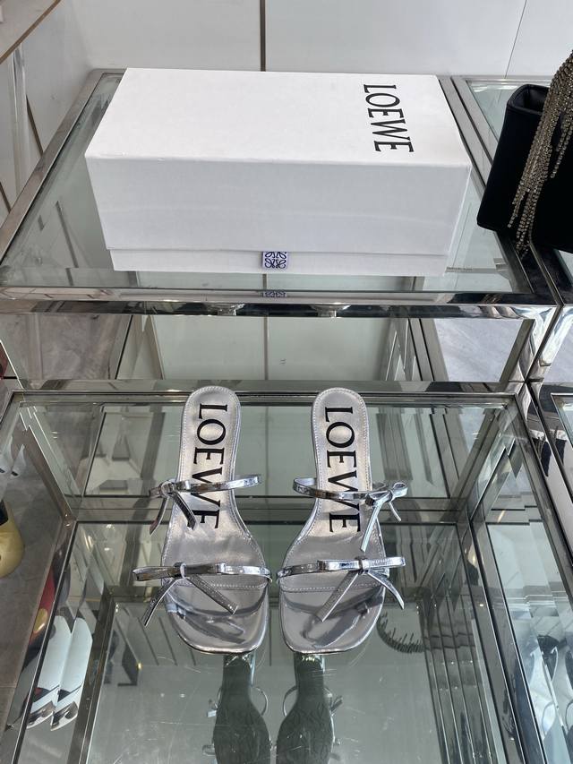 Loewe 罗意威 25Ss春夏新品时装凉鞋 今年超火的品牌 好多明星网红时尚博主种草 喜欢这种风格的小仙女必须要入手哦 简约的线条设计 鞋面采用进口蝴蝶结手工