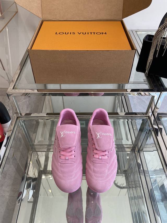 顶级版本 Louis Vuiton Lv Footprint Soccer 运动鞋足球鞋 Pharrell Williams 从足球运动中汲取灵感，倾情推出 L