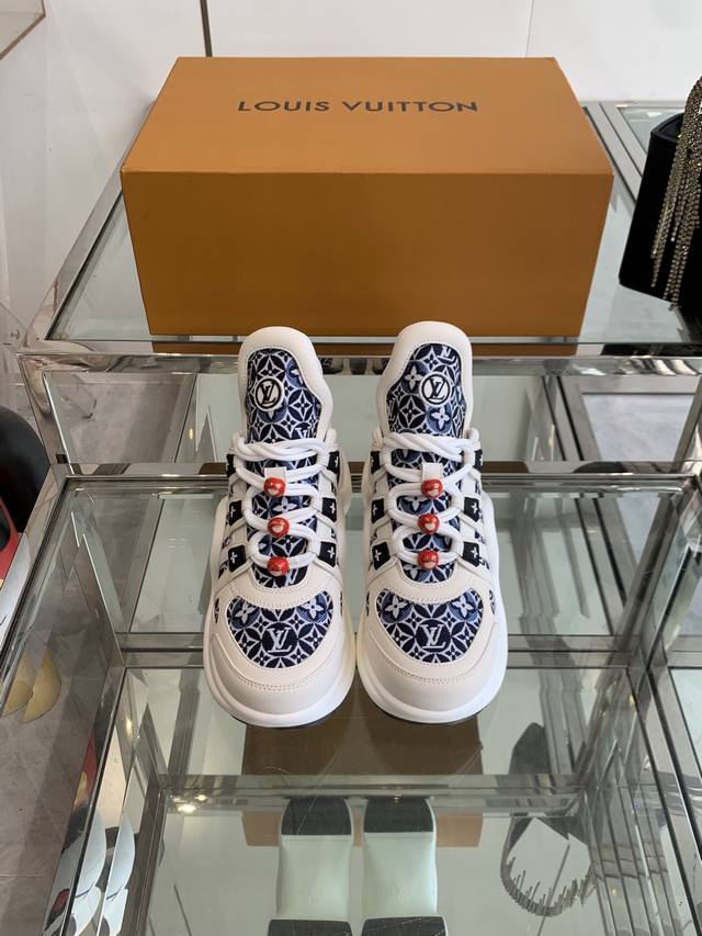 配饰60 Louis Vuitton 路易威拱桥底休闲厚底系带 顶级版本 此款Iv采用抢眼的波浪形鞋底和大型鞋舌，搭载运动气息十足的超弹性风格橡胶外底，注目度十