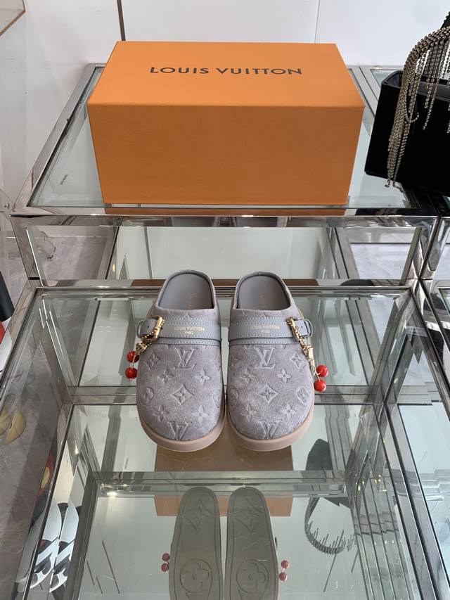 配饰60 Lv To-Go Comfort 路易威登博肯包头鞋 Lv To-Go Comfort 凉拖取材Monogram 帆布，兼具舒适体验和潮流风范。可调节