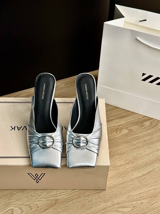 正品授权销售 支持验货 Vanda Novak来自意大利品牌 全网独家耗时3个月研发鞋跟独特设计酒杯重磅系列众多联手意大利品牌 推出高级感满分的鞋款系列 火遍I