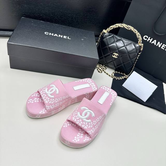 Chanel香奈儿25年夏季新品 小香家厚底印花平底凉拖鞋 材质:棉布印花 原版底 跟高:约4.5Cm 正码:35-39订做40.41不退换