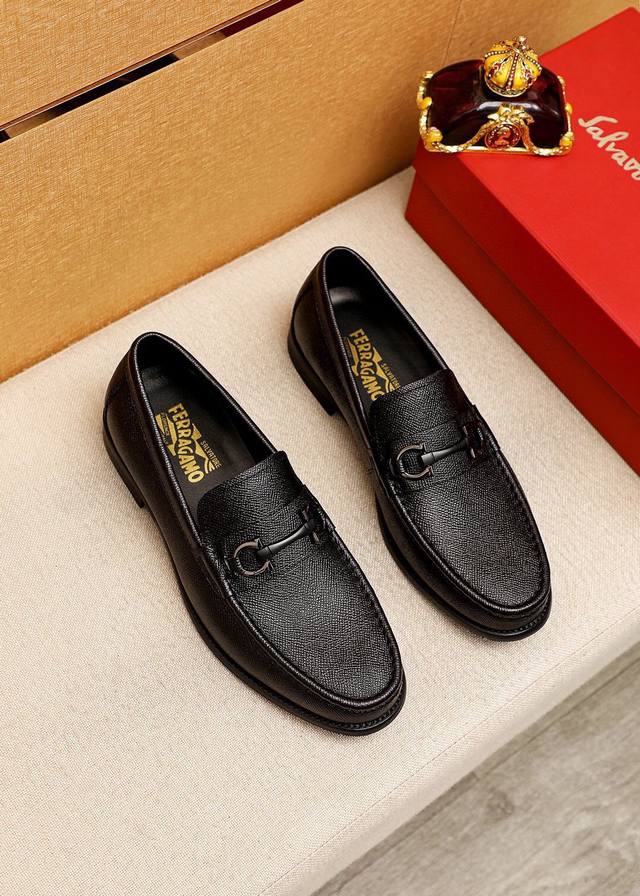 商品商标：Ferragamo 菲拉格慕 休闲皮鞋 正码码数: 39-44 38.45.46订制 商品材料：精选 进口头层十字纹小牛皮鞋面+经典五金扣，进口水染牛