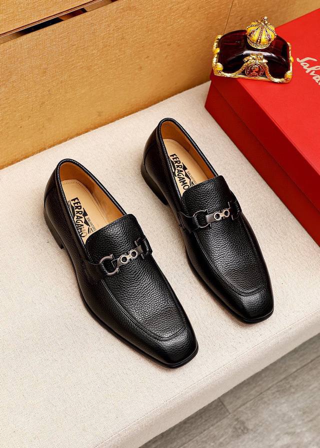 商品商标：Ferragamo 菲拉格慕 休闲皮鞋 正码码数: 38-44 45.46订制 商品材料：精选 进口荔枝纹牛皮鞋面+经典五金扣，进口水染牛皮内里。强烈