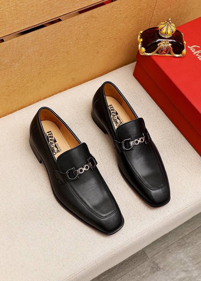 商品商标：Ferragamo 菲拉格慕 休闲皮鞋 正码码数: 38-44 45.46订制 商品材料：精选 进口小牛皮鞋面+经典五金扣，进口水染牛皮内里。强烈立体