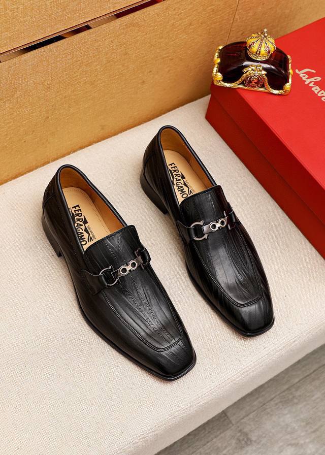 商品商标：Ferragamo 菲拉格慕 休闲皮鞋 正码码数: 38-44 45.46订制 商品材料：精选 进口小牛皮压花鞋面+经典五金扣，进口水染牛皮内里。强烈