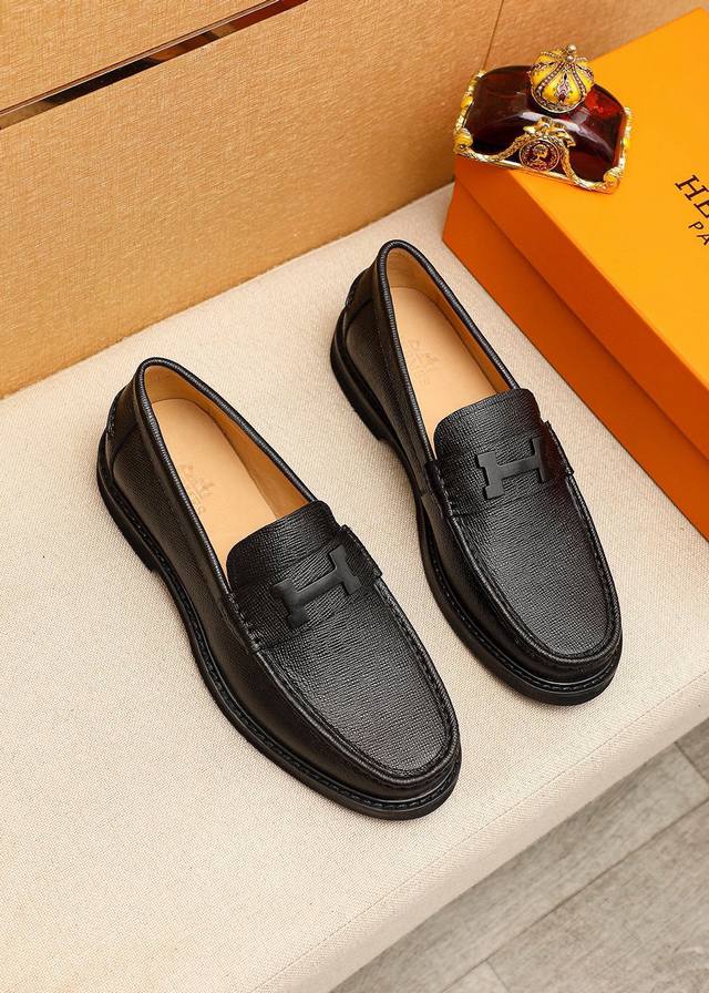 商品商标：Hermes 爱马仕 休闲皮鞋 正码码数: 39-44 38.45订制 商品材料：精选 进口头层十字纹牛皮鞋面+奢华五金扣，进口水染牛皮内里。强烈立体