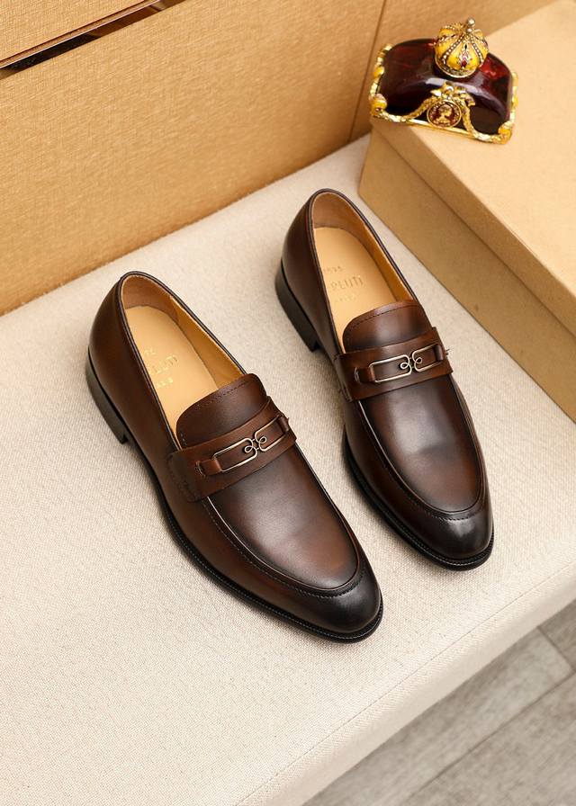 Berluti 伯尔鲁帝 爆款皮鞋顶端品牌奢侈顶级～质量 。 最新時尚休闲鞋..鞋面選用原版头层牛皮制造 水染皮内里 原版个性时尚柔软橡膠耐磨防滑大底，上脚轻巧