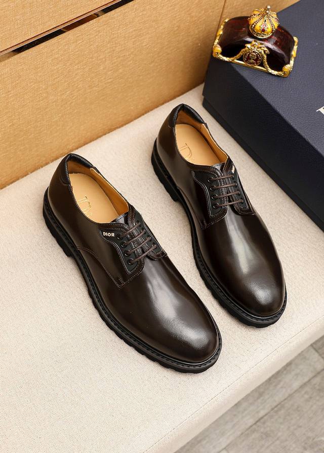 商品商标：Dior 迪奥 商务皮鞋 正码码数: 39-44 38.45.46订做 商品材料：精选 意大利进口头层开边珠牛皮鞋面，进口水染牛皮内里。强烈立体视觉效