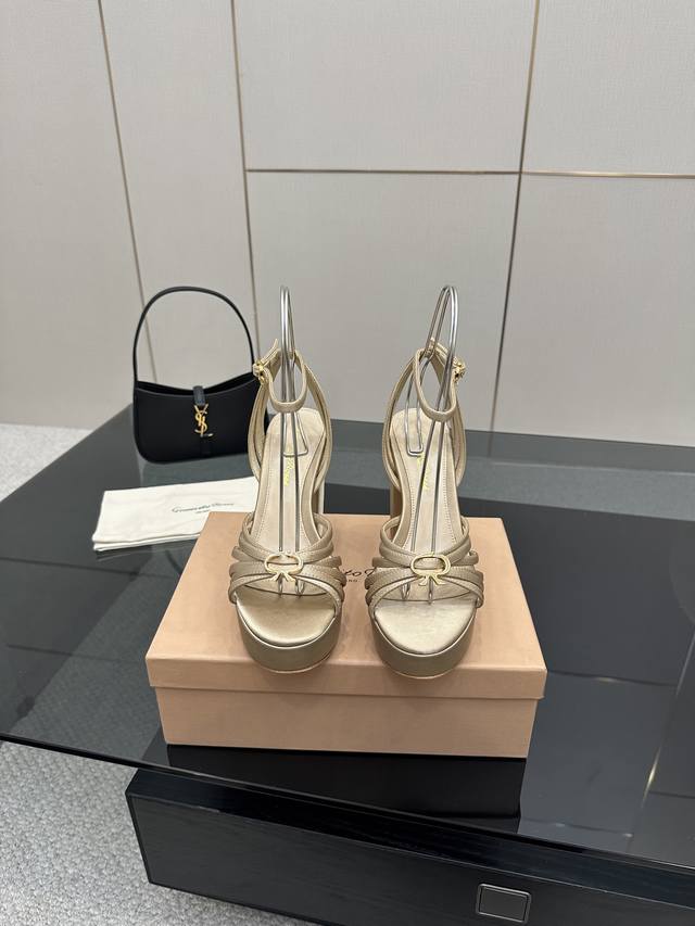 Gianvito Rossi 2025新款凉鞋 原版开发 顶级版本 代购品质 真丝邂逅防水台高跟，今夏的优雅暴击！这双防水台真丝凉鞋简直是艺术品！真丝绸缎包裹双