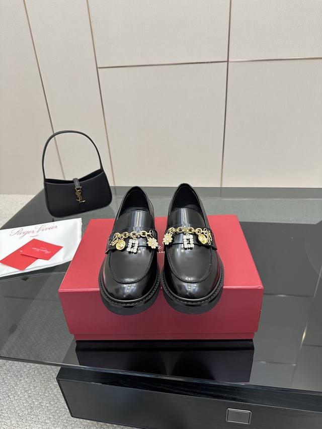 Roger Vivier Rv25Ss新品水钻链条乐福鞋 这绝对是你鞋柜中不可缺少的时髦担当。 经典的乐福鞋鞋型融合了复古与现代的元素 鞋面上那璀璨的水钻 宛如