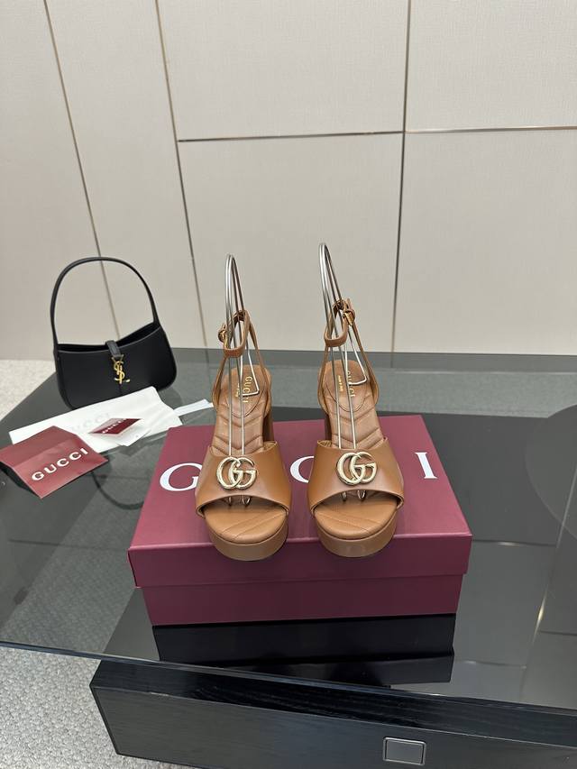 Gucci2025夏季最新水台凉鞋 这款女士漏趾凉鞋彰显品牌传承，尽显别样魅力。采用精致羊皮打造，设计优雅而不失随性，是暖季造型的清爽理想单品 顶级版本、欢迎比