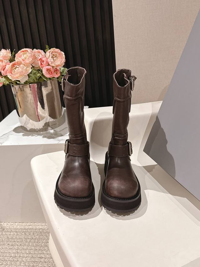 Balenciaga巴黎世家2025款机车靴 面料：定制哑光自然摔小牛皮 做旧破坏工艺效果 内里：定制中光牛皮 五金：定制纯铜哑银色拉丝做旧版本 大底：3层组合