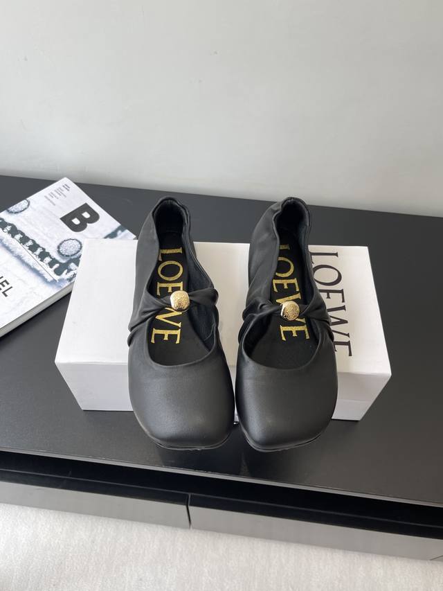 Loewe 罗意威 25Ss 超软糯嘟嘟同款芭蕾舞鞋 这款Pebble Soft 是芭蕾平底鞋与穆勒鞋的优雅结合 彰显出初秋的摩登气质采用超柔软羊皮打造 鞋底饰