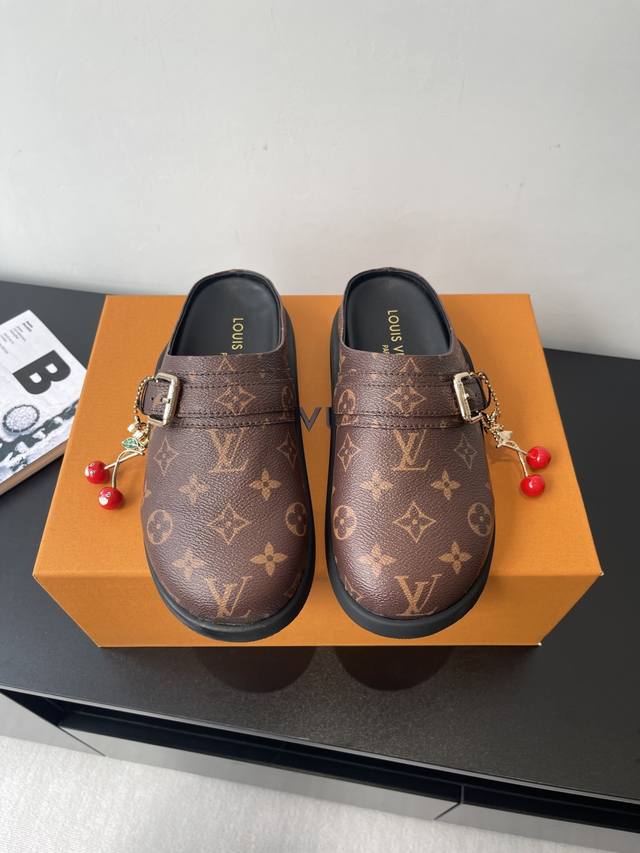 配饰60 Lv To-Go Comfort 路易威登博肯包头鞋 Lv To-Go Comfort 凉拖取材Monogram 帆布 兼具舒适体验和潮流风范 可调节