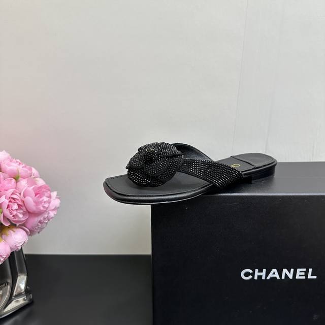 烫钻版 Chanel香奈儿小香风夏季新款山茶花夹脚夹趾人字拖鞋海滩必备款 超多网红时尚博主种草 夏天必备 夏季夹脚双C山茶花拖鞋、百搭显脚瘦气质款，颜值爆棚的一