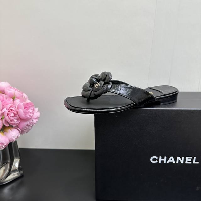 Chanel香奈儿小香风夏季新款山茶花夹脚夹趾人字拖鞋海滩必备款 超多网红时尚博主种草 夏天必备 夏季夹脚双C山茶花拖鞋、百搭显脚瘦气质款，颜值爆棚的一款拖鞋，