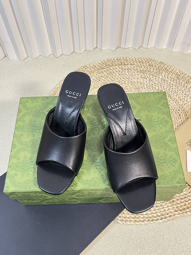 出厂： Gucci 24Ss早春新款 双G圆跟凉拖鞋 特色银色圆形装饰双G造型配件为一系列女士鞋款注入摩登新韵。这款以牛皮 漆皮 简约设计风格匠心打造，鞋面鱼嘴